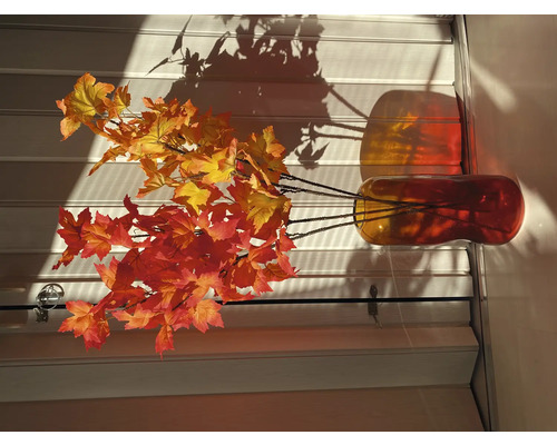 Dekoratívne jesenné lístie vo váze