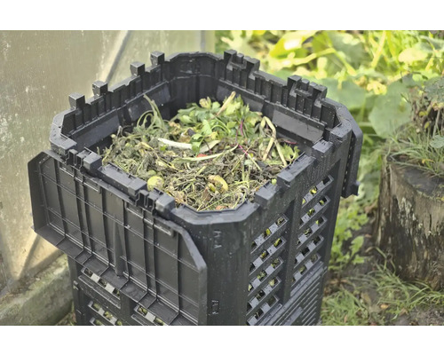 Plastový kompostér s organickým odpadom v záhrade