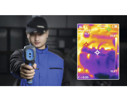 Muž s infračerveným teplomerom na meranie teploty