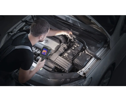 Muž kontroluje motor automobilu pomocou termokamery.