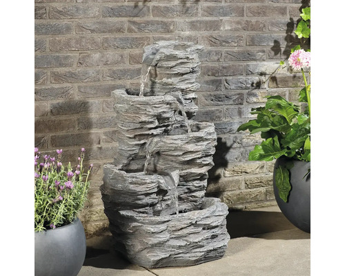 Viacúrovňová záhradná fontána vzhľadu skaly s vodným tokom