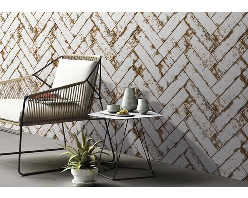 Dizajn obývacej izby so stenou z bielych obkladov vo vzore rybej kosti, stoličky a stola.