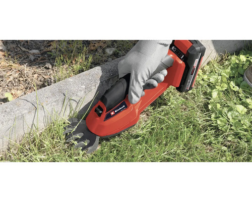 Akumulátorové nožnice na trávu používané na rezanie okrajov