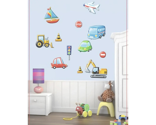 Nástenná dekorácia s motívmi vozidiel a dopravných značiek vhodnými pre deti v detskej izbe.