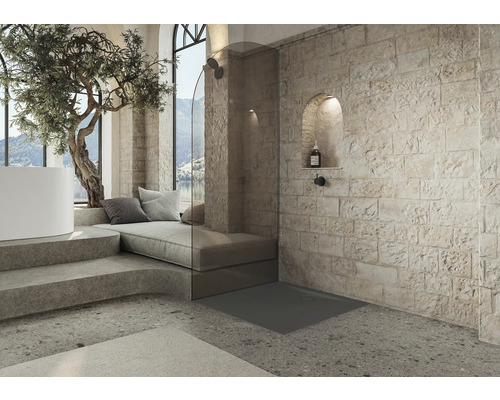 Kúpeľňa so sprchou, posedením a kamennou stenou