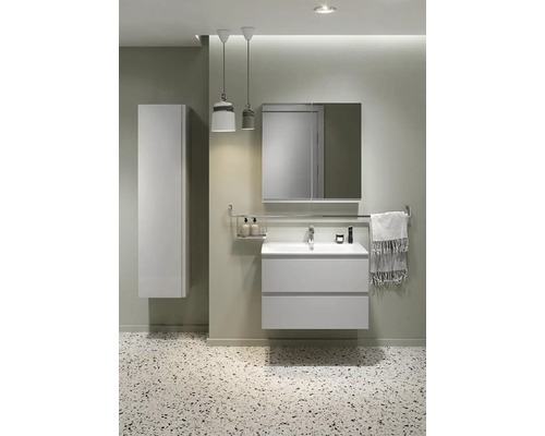 Moderná kúpeľňa s umývadlom, zrkadlovou skrinkou a vysokou skrinkou na kúpeľňové potreby