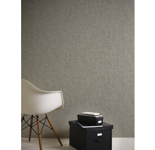 Detail štruktúrovanej tapety v miestnosti so stoličkou a úložnými boxmi.