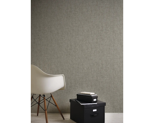 Detail štruktúrovanej tapety v miestnosti so stoličkou a úložnými boxmi.