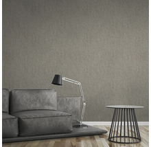 Obývacia izba s pohovkou, stojacou lampou, odkladacím stolíkom a hnedou textilnou tapetou