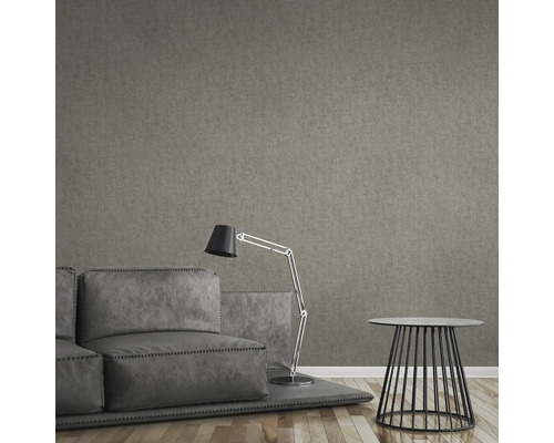 Obývacia izba s pohovkou, stojacou lampou, odkladacím stolíkom a hnedou textilnou tapetou