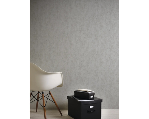 Sivá tapeta so vzhľadom betónu v miestnosti so sedadlami a úložnými boxmi