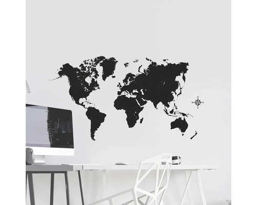 Mapa sveta ako samolepka na stenu nad stolom