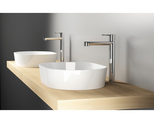 Dve umývadlové misy s vodovodnými batériami na drevenom stole