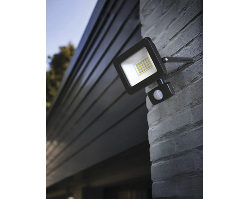 LED vonkajší reflektor s pohybovým senzorom na stene