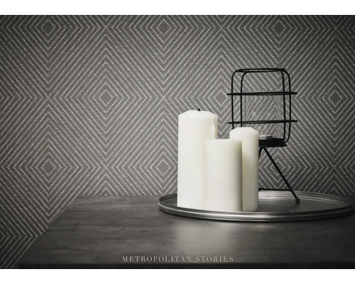 Dekoratívne aranžmán so sviečkami, svietnikom a vzorovanou tapetou