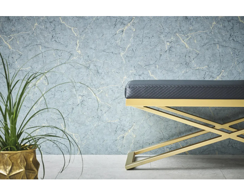 Dekoratívna scéna s lavicou, rastlinou a vzorovanou tapetou