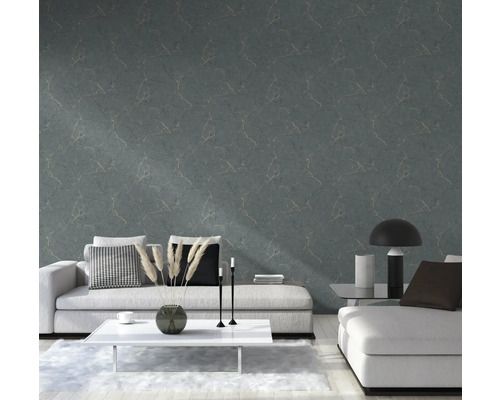 Obývacia izba so sivou mramorovou tapetou a moderným nábytkom