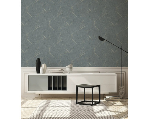 Obývacia izba s modrošedou tapetou s mramorovým vzhľadom, komoda, stolička a koberec