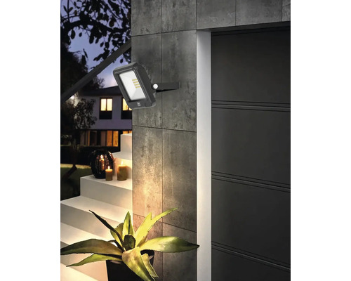 Vonkajšia fotografia s LED reflektorom na stene domu