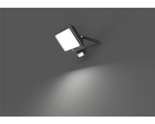 LED vonkajší reflektor s detektorom pohybu na stene