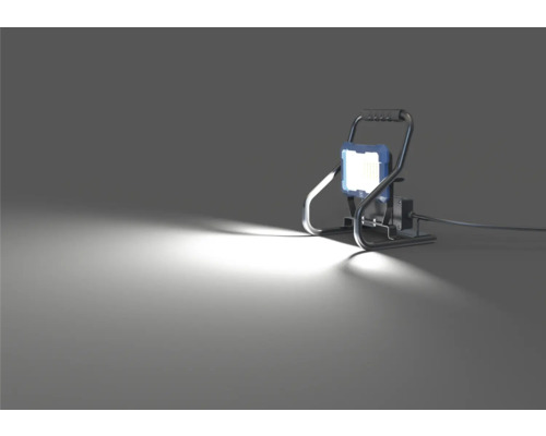 LED stavebný reflektor s držiakom