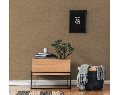 Detail štruktúrovanej tapety v obývacej izbe s malým stolom, rastlinou a dekoratívnymi prvkami