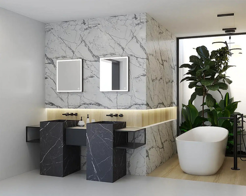 Moderná kúpeľňa s dvojitým umývadlom, osvetlenými zrkadlami a vaňou