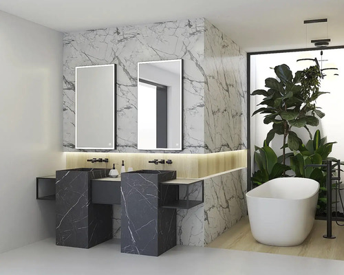 Moderná kúpeľňa s dvojitým umývadlom z mramoru a osvetlenými zrkadlami