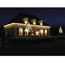 Dom s vonkajším osvetlením v noci