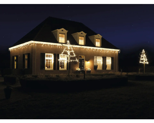 Dom s vonkajším osvetlením v noci