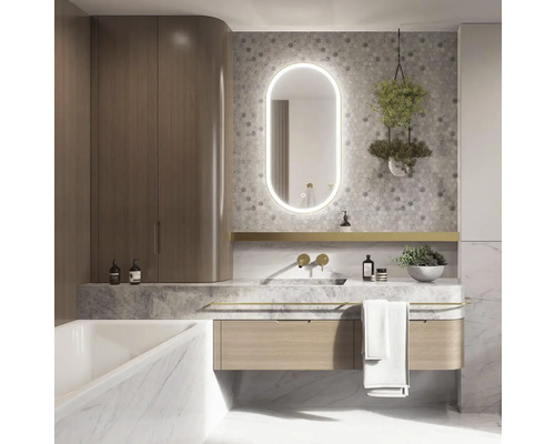 Moderná kúpeľňa s umývadlom, zrkadlom s osvetlením a mramorovým obkladom