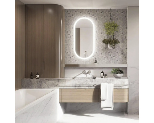 Moderná kúpeľňa s umývadlom, zrkadlom s osvetlením, vodovodnou batériou a úložným priestorom