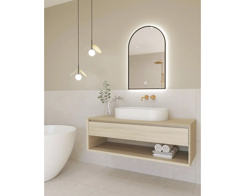 Moderná kúpeľňa s umývadlom, umývadlovou misou, osvetleným zrkadlom a dvoma závesnými svetlami