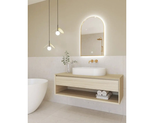 Kúpeľňa s umývadlovou skrinkou, umývadlom na dosku, zrkadlom a závesnými svietidlami