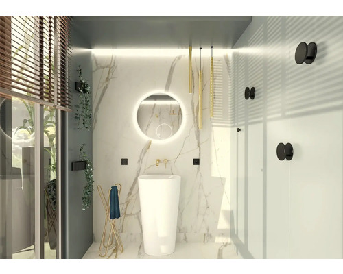 Moderná kúpeľňa s voľne stojacim umývadlom, zrkadlom a držiakom na uteráky