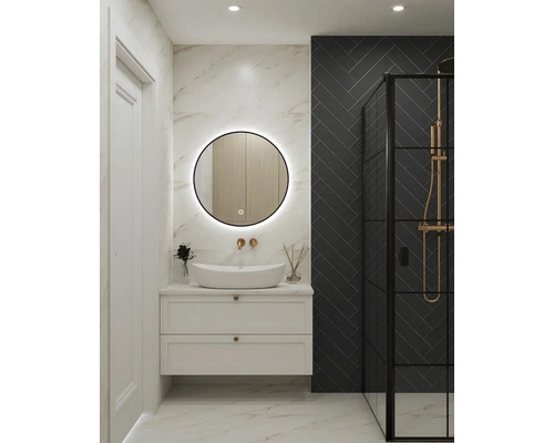 Moderná kúpeľňa s umývadlom, zrkadlom a sprchovacím kútom