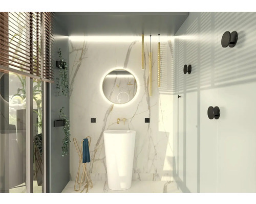 Svetlá kúpeľňa s umývadlom, zrkadlom, držiakom na uteráky a rastlinami