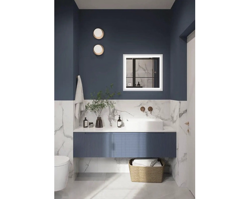 Moderná kúpeľňa s umývadlom, zrkadlom s osvetlením, toaletou a dekoráciou