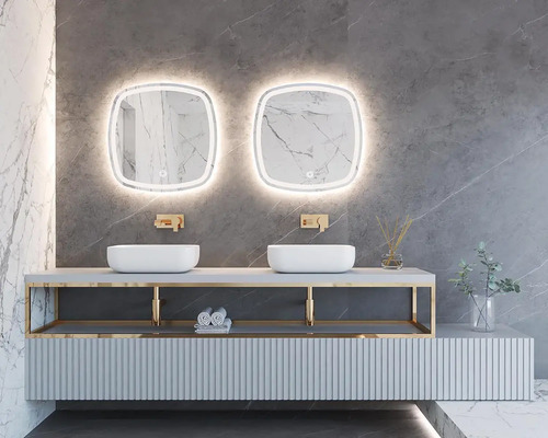 Kúpeľňa s dvoma umývadlami, osvetlenými zrkadlami a moderným dizajnom