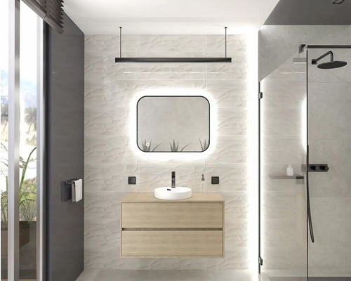 Moderná kúpeľňa s umývadlom, zrkadlom, osvetlením a sprchou