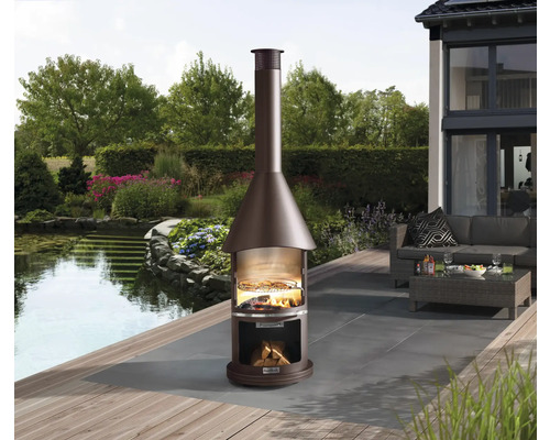 Vonkajší grilovací krb na terase s jazierkom a záhradou