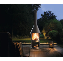 Vonkajší priestor s vonkajším ohniskom, kreslom a sviečkami pre útulnú atmosféru.