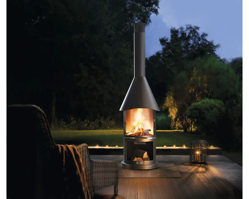 Vonkajší priestor s vonkajším ohniskom, kreslom a sviečkami pre útulnú atmosféru.