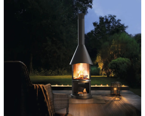 Záhradné prostredie s ohniskom, drevom a sviečkami