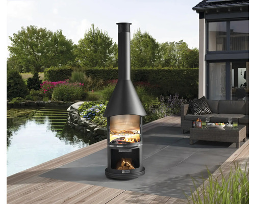 Exteriér s grilovacím krbom a záhradným nábytkom