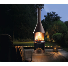 Záhradná scéna s vonkajším krbom, drevom a záhradným nábytkom na terase