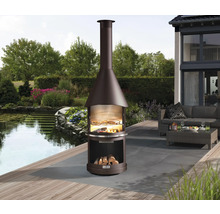 Záhradná scéna s vonkajším krbom a skladom dreva na terase