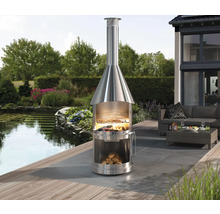 Nerezový grilovací krb na terase s jazierkom