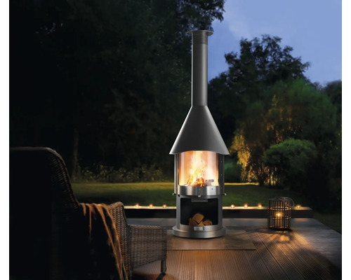 Voľne stojaci vonkajší krb na terase so sedením a sviečkami.