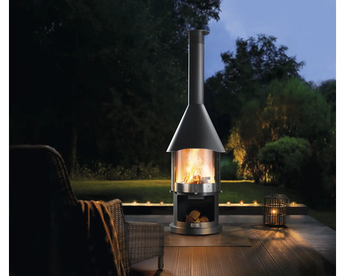 Voľne stojaci vonkajší krb s drevom na terase